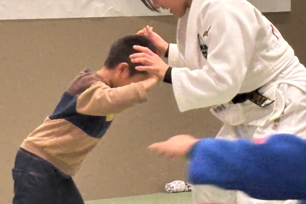 みんな集まれ!! JUDOフェスタ2025 in おかやま〜つなぐ・広げる・育む〜 IPU・環太平洋大学女子柔道部イベント 男の子と対戦 ipu event judo festa okayama 2025 fight with kids