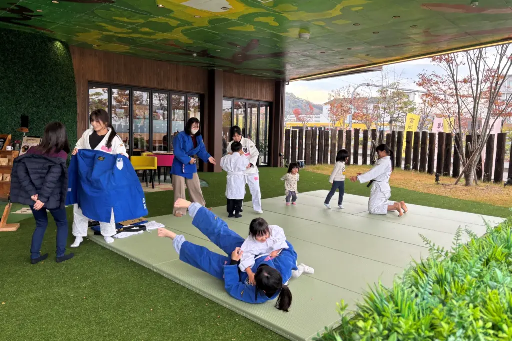 みんな集まれ!! JUDOフェスタ2025 in おかやま〜つなぐ・広げる・育む〜 IPU・環太平洋大学女子柔道部イベント 屋外でキッズと触れ合っている写真 ipu event judo festa okayama 2025 outdoor