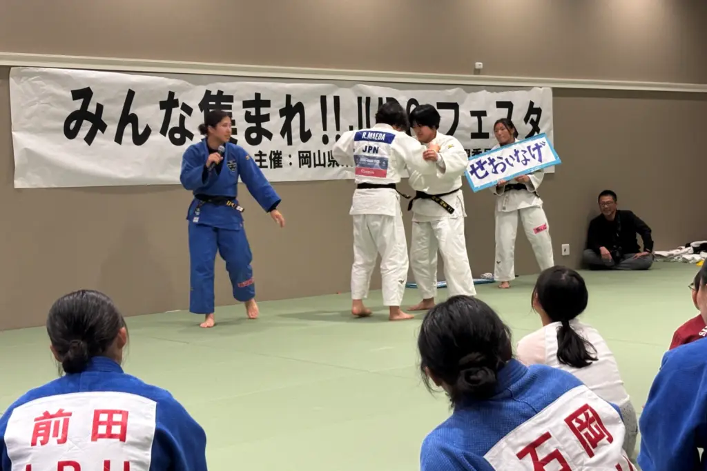 みんな集まれ!! JUDOフェスタ2025 in おかやま〜つなぐ・広げる・育む〜 IPU・環太平洋大学女子柔道部イベント 背負投げのレクチャー写真 ipu event judo festa okayama 2025 seoi nage lecture