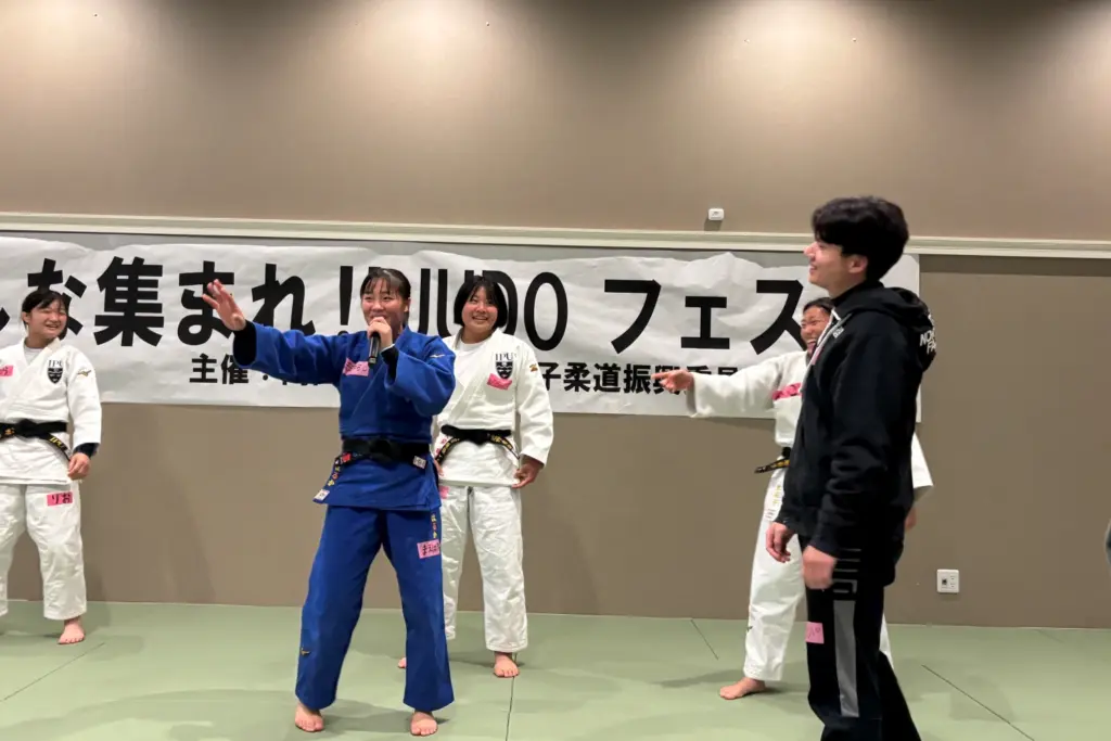 みんな集まれ!! JUDOフェスタ2025 in おかやま〜つなぐ・広げる・育む〜 IPU・環太平洋大学女子柔道部イベント イベント説明中の写真 ipu event judo festa okayama 2025 speaking
