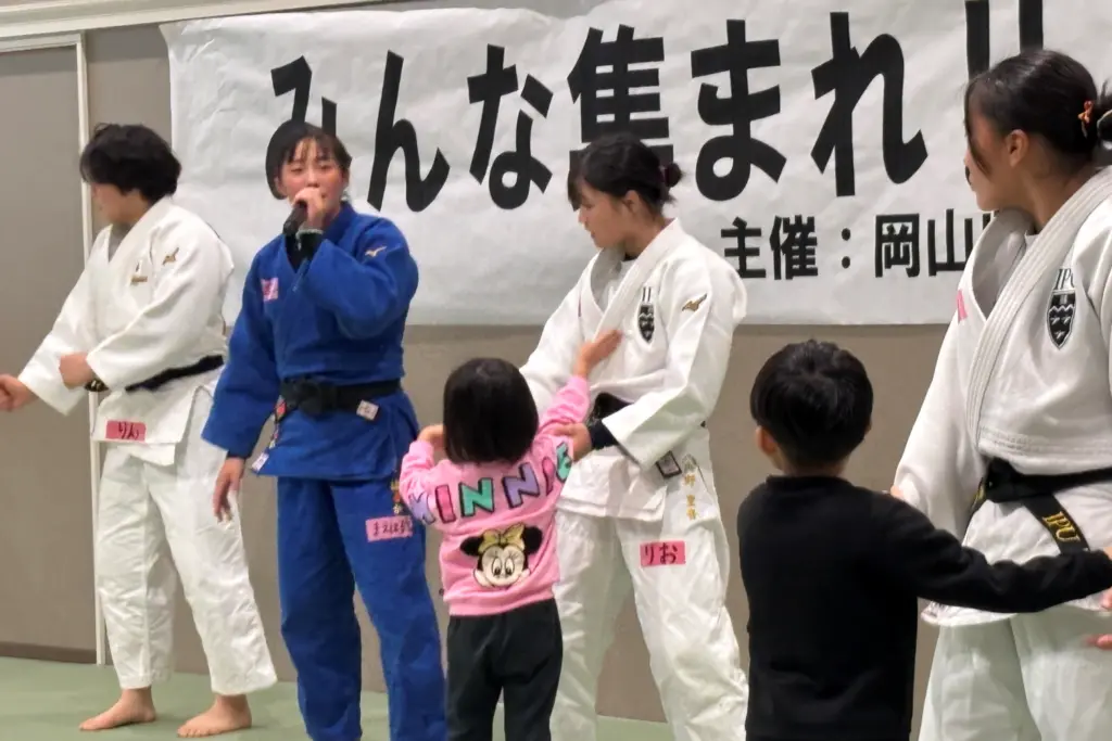 みんな集まれ!! JUDOフェスタ2025 in おかやま〜つなぐ・広げる・育む〜 IPU・環太平洋大学女子柔道部イベント 解説風景 ipu event judo festa okayama 2025 with kids