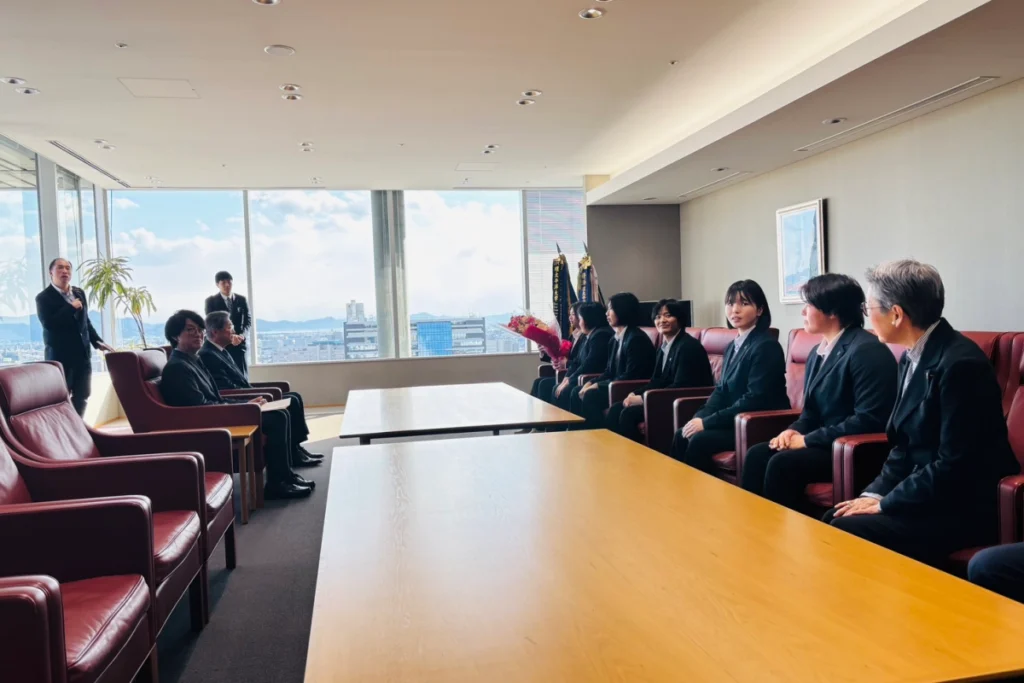 2026年1月21日 IPU女子柔道部 表敬訪問:山陽新聞社応接室にて桑原功社長との歓談の様子