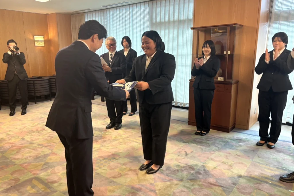 2026年1月21日 IPU女子柔道部:伊原木岡山県知事への優勝報告と記念品進呈の様子