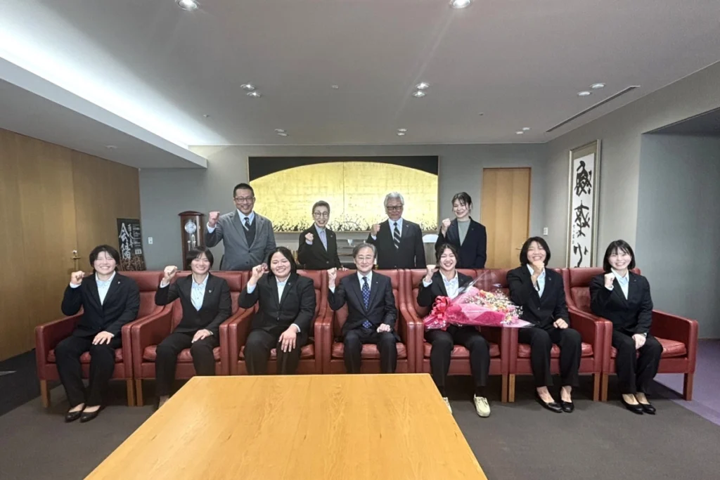 2026年1月21日 IPU女子柔道部 表敬訪問:山陽新聞社応接室にて桑原功社長との記念撮影