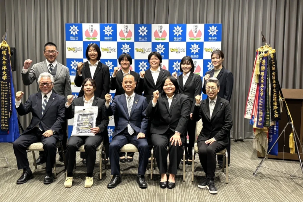 2026年1月21日 IPU女子柔道部:岡山市役所にて大森市長との記念写真