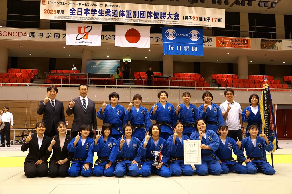 2025年全日本学生柔道体重別団体優勝大会でのIPU・環太平洋大学女子柔道部の優勝で表彰後のチーム写真 ipu women all japan uni judo team match by weight category 2025 award group photo