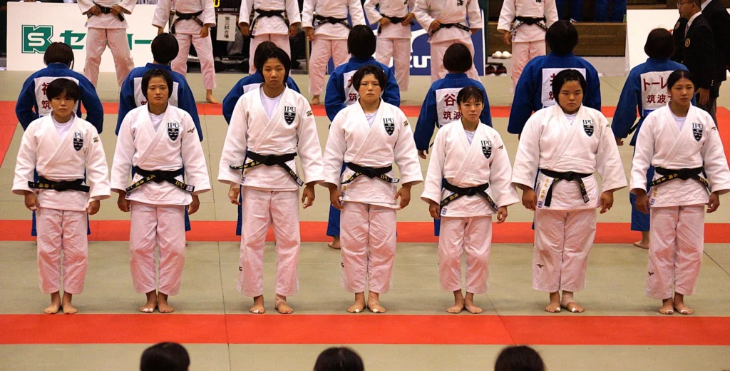2025年度全日本学生柔道体重別団体優勝大会でのIPU・環太平洋大学女子柔道部チームが整列している写真 ipu women all japan uni judo team match by weight category 2025 greetings