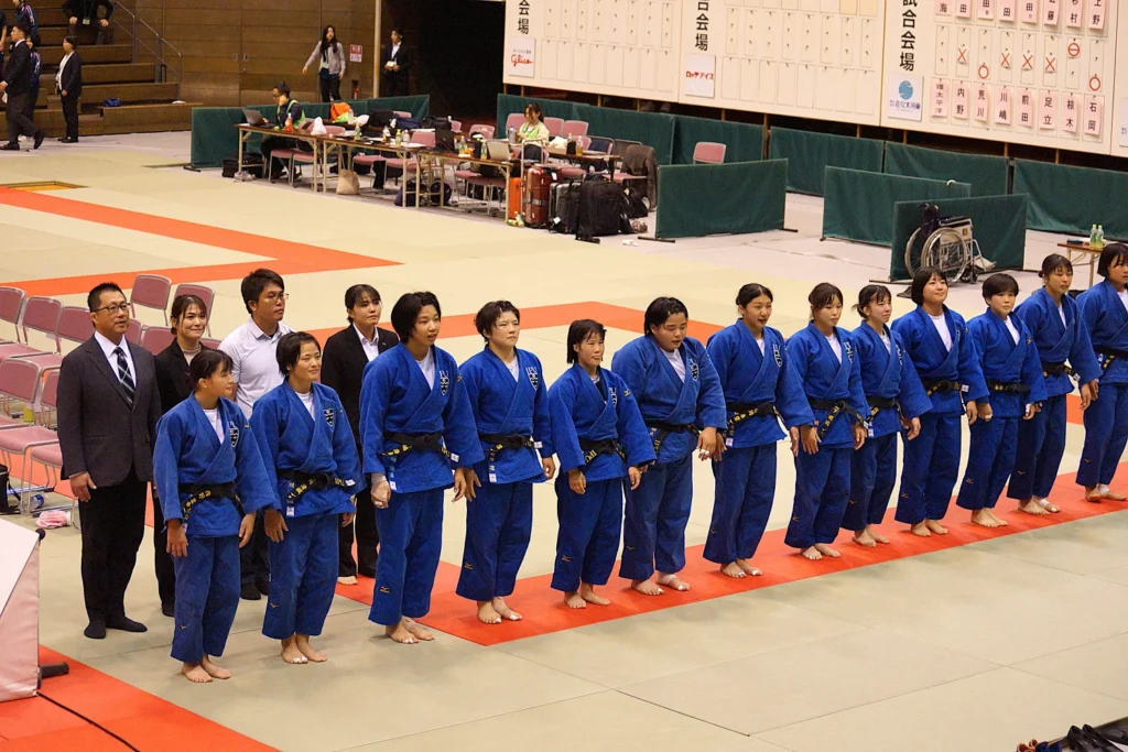 2025年全日本学生柔道体重別団体優勝大会でのIPU・環太平洋大学女子柔道部の優勝後のチーム整列写真 ipu women all japan uni judo team match by weight category 2025 one line photo