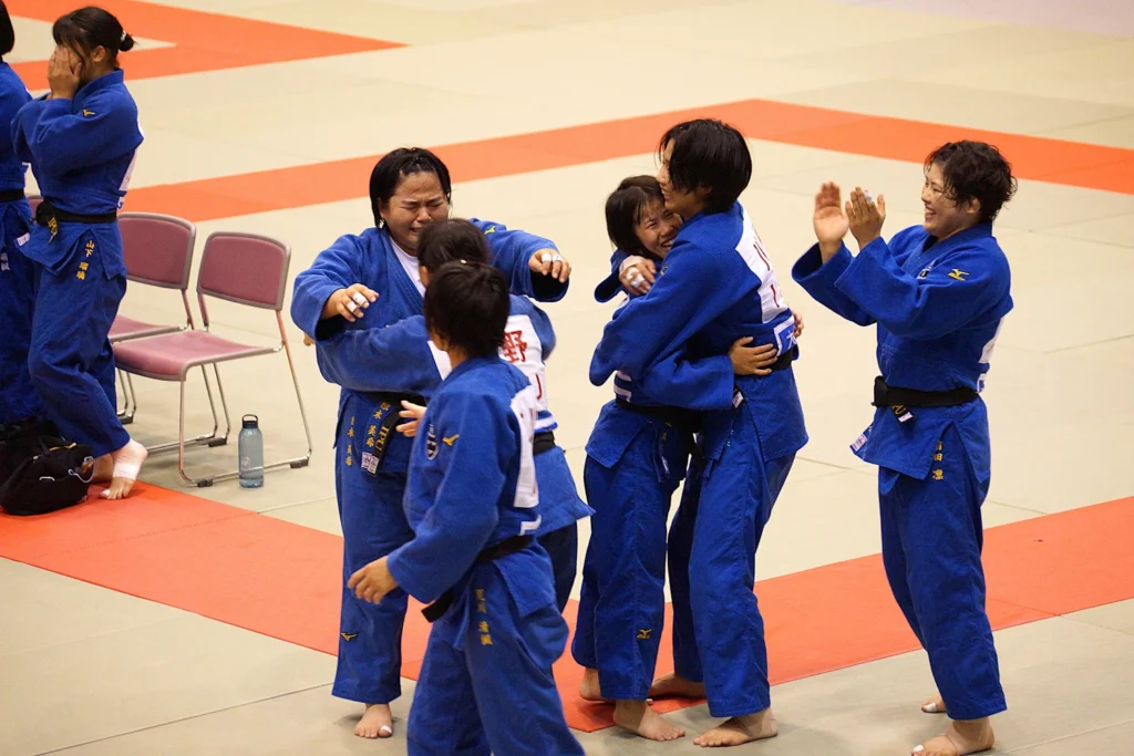 2025年全日本学生柔道体重別団体優勝大会でのIPU・環太平洋大学女子柔道部の優勝でお互いの健闘を称える部員の写真 ipu women all japan uni judo team match by weight category 2025 victory photo cry