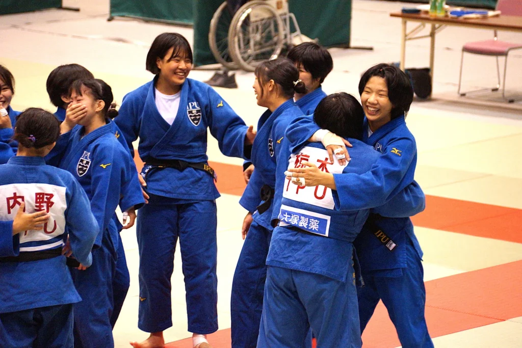 2025年全日本学生柔道体重別団体優勝大会でのIPU・環太平洋大学女子柔道部の優勝で喜ぶ部員の写真 ipu women all japan uni judo team match by weight category 2025 victory photo hug