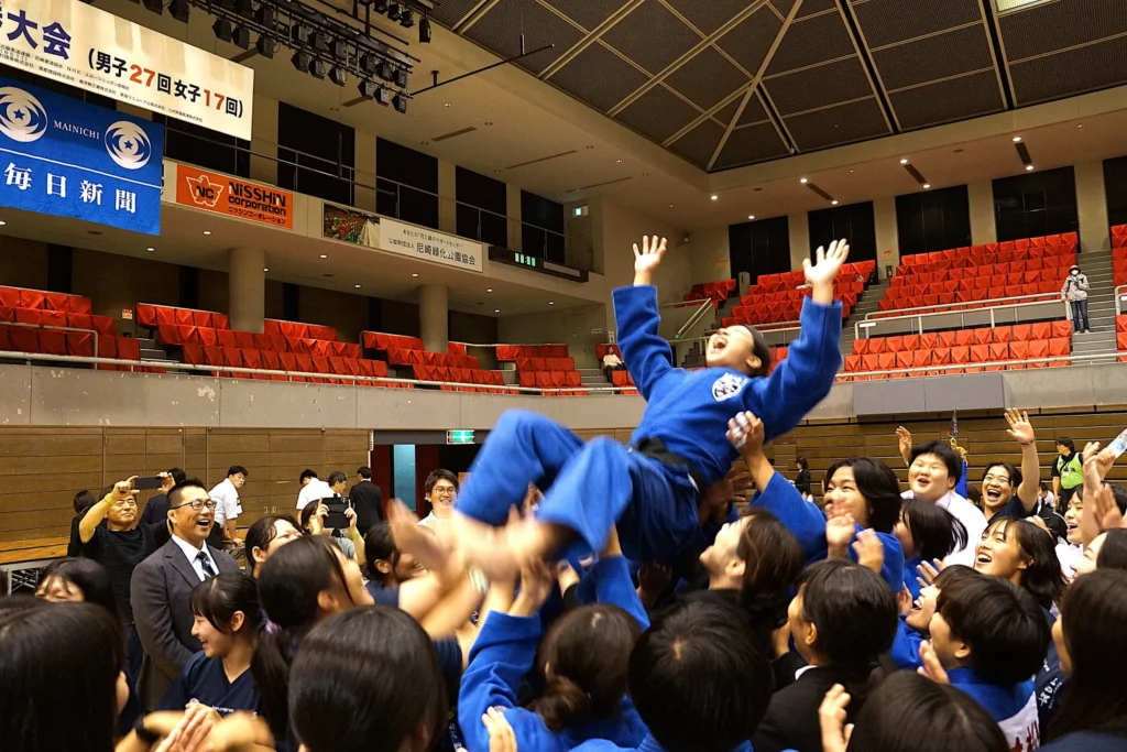 2025年全日本学生柔道体重別団体優勝大会でのIPU・環太平洋大学女子柔道部の優勝後の胴上げ写真 ipu women all japan uni judo team match by weight category 2025 victory torso lift