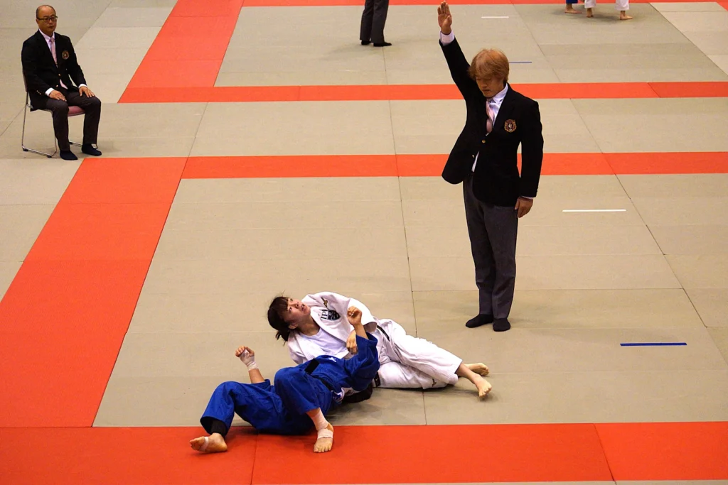 2025年度全日本学生柔道体重別団体優勝大会での試合中に一本が決まった写真 ipu women all japan uni judo team match by weight category 2025 won