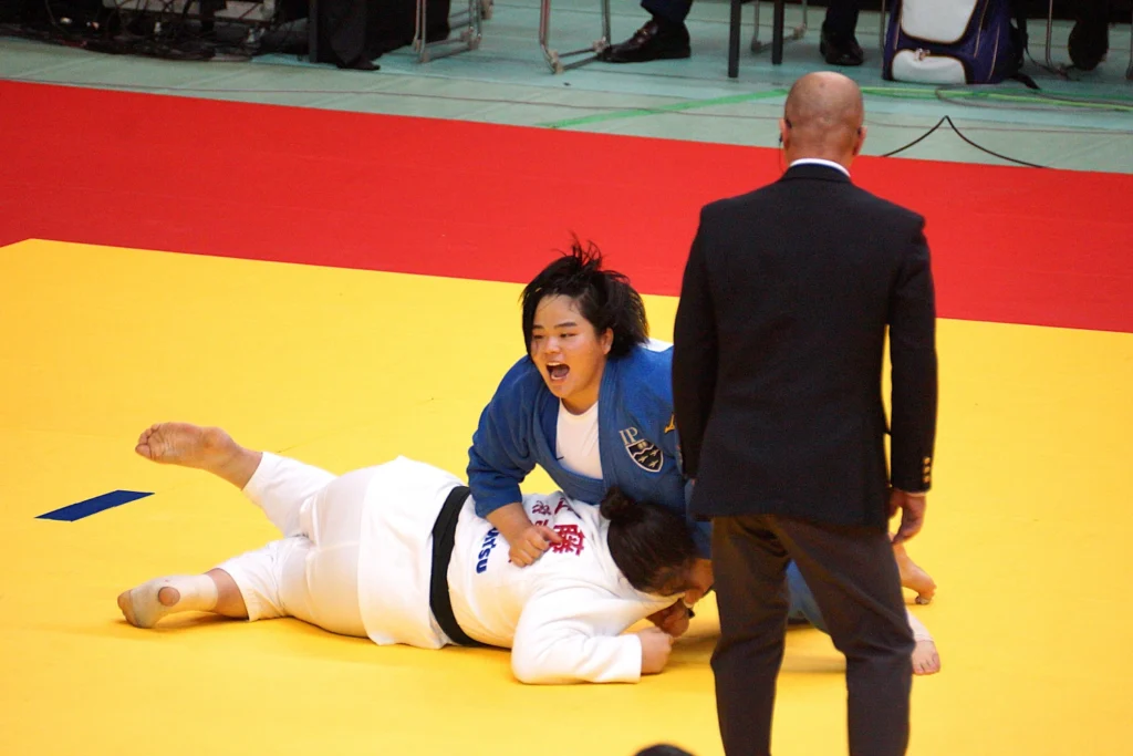 2025年度講道館杯全日本柔道体重別選手権大会でのIPU・環太平洋大学女子柔道部の試合中の技が決まる瞬間の写真 ipu women judo match kodokan cup 2025 advantage
