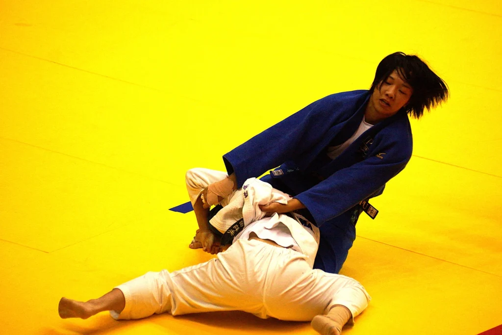 2025年度講道館杯全日本柔道体重別選手権大会でのIPU・環太平洋大学女子柔道部の試合中の写真 ipu women judo match kodokan cup 2025 pull off