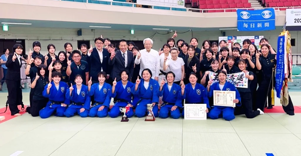 全日本学生柔道優勝大会 団体優勝表彰後の集合写真 IPU・環太平洋大学 女子柔道部 ipu women judo match kodokan cup 2025 victory team photo