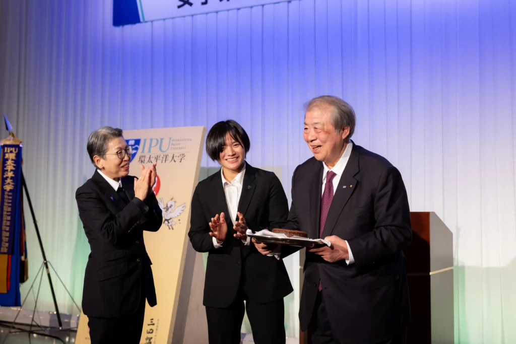 2026年2月14日IPU女子柔道部2冠達成祝賀会および嘉納治五郎記念スポーツイノベーションセンター開設発表会での記念品贈呈の写真 ipu w judo double crown celebration party 2026 okayama gift presentation